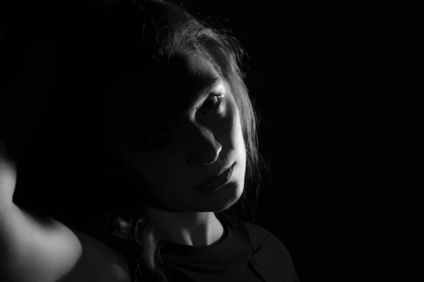 Fekete Fehér Portré Egy Fekete Hátterű Olasz Fiatal Nőről — Stock Fotó