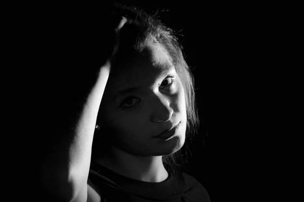 Ασπρόμαυρο Πορτραίτο Μιας Ιταλίδας Νεαρής Γυναίκας Μαύρο Φόντο — Φωτογραφία Αρχείου