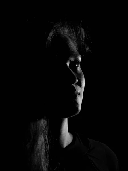 Siyah Arka Planda Genç Bir Talyan Kadının Siyah Beyaz Portresi — Stok fotoğraf