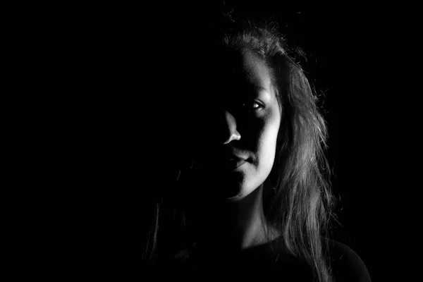 黒と黒の背景にイタリアの若い女性の肖像画 — ストック写真
