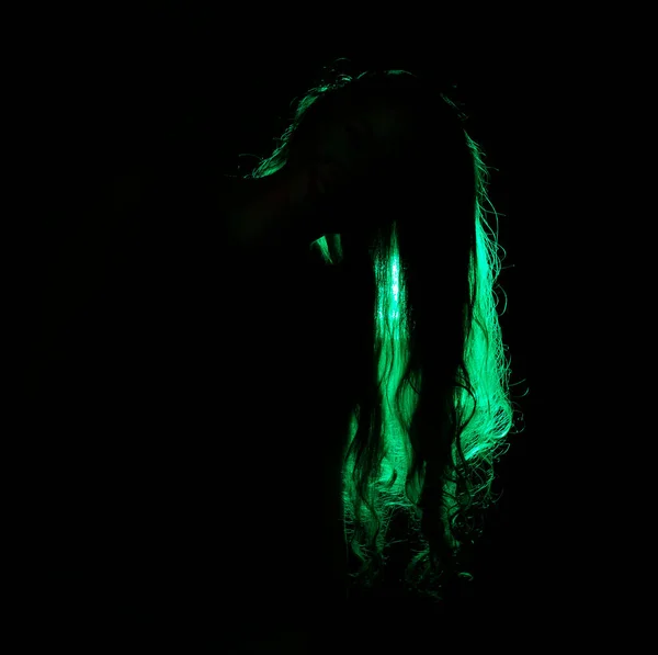 Retrato Contra Luz Verde Una Joven Mujer Hermosa Imagen De Stock