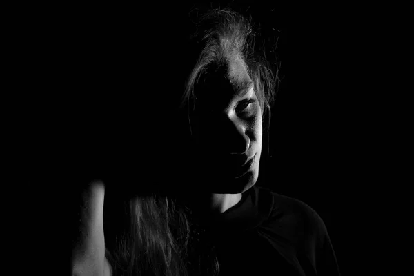 黒と黒の背景にイタリアの若い女性の肖像画 ロイヤリティフリーのストック写真