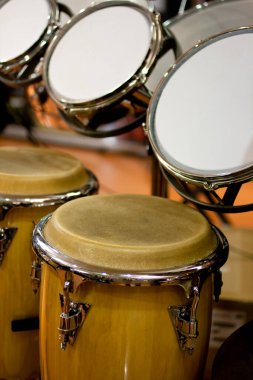 Dükkanda müzisyenler için conga ve davul görüntüsü