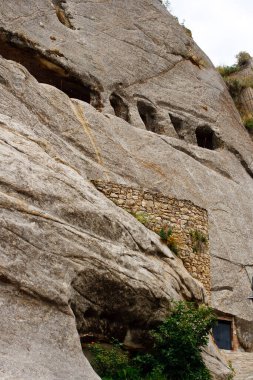 Sicilya, İtalya 'nın ortasında yer alan kayadaki Sperlinga kalesinin manzarası