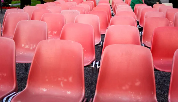 Blick Auf Rote Alte Plastikstühle — Stockfoto