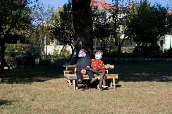 Zicht Twee Grappige Poppen Zittend Een Parkbankje — Stockfoto