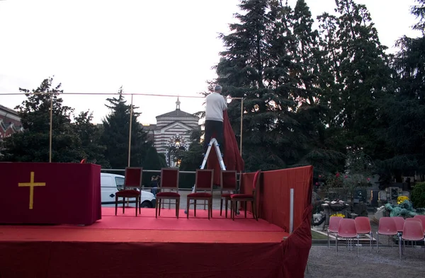 Vista Del Escenario Con Sillas Terciopelo Rojo Para Invitados Ceremonia — Foto de Stock