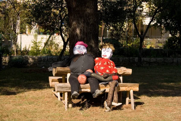 Zicht Twee Grappige Poppen Zittend Een Parkbankje — Stockfoto