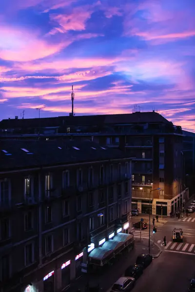Вид Фиолетовое Небо Над Миланом Вечером — стоковое фото
