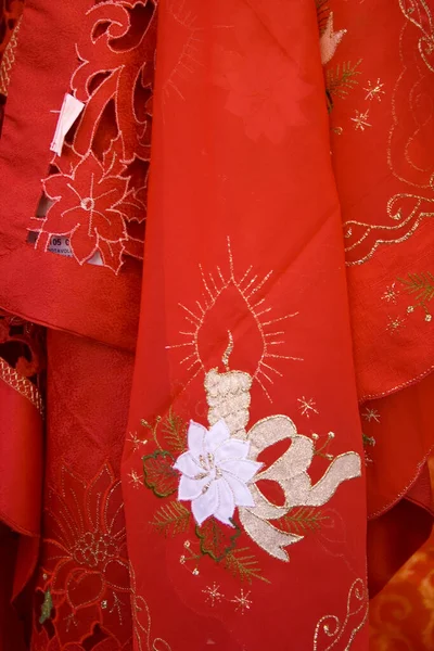 キャンドルの刺繍と典型的な赤いクリスマスのテーブルクロスの閉じる ロイヤリティフリーのストック写真