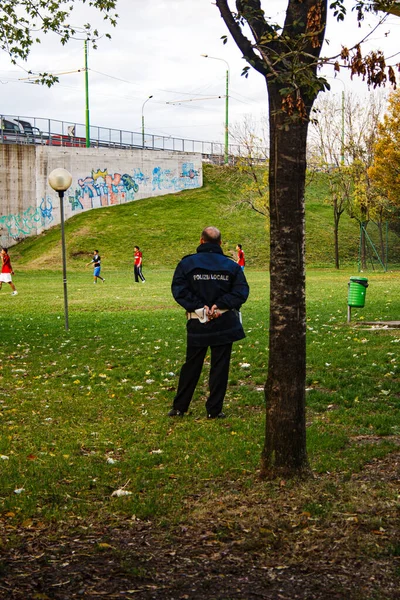 Milano Italien November Italiensk Trafikdirektör Observerar Migranter Som Spelar Fotboll — Stockfoto