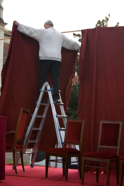 Milán Italia Noviembre Hombre Por Encima Escalera Plegable Organiza Carpa — Foto de Stock