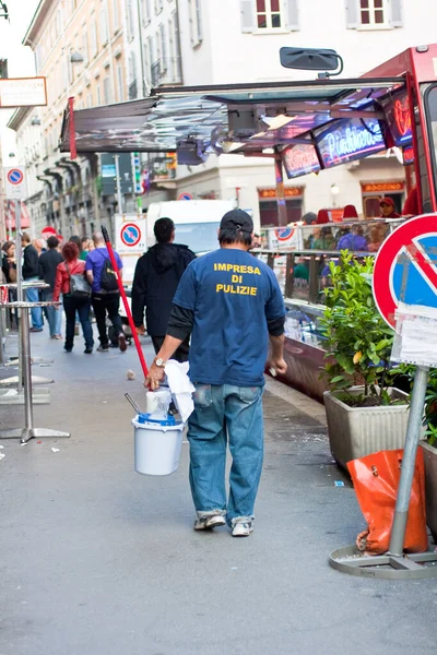 Milano Italien April Professionell Renare Promenader Gatan Håller Hinken Med — Stockfoto