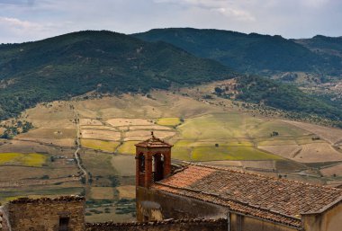 İtalya, Sicilya 'nın ortasındaki Sperlinga kasabasının manzarası