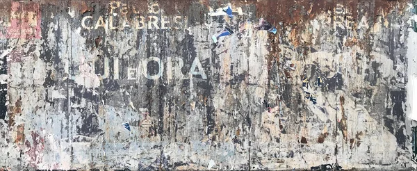 ビルボード上のイタリアの引き裂かれたポスターのビュー — ストック写真