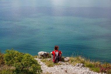 İtalya, Trieste yakınlarındaki karst köşesinden Adriyatik denizine bakan bir kadın.