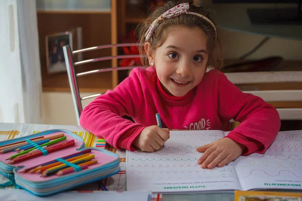 Χαμογελώντας 6Χρονο Κορίτσι Κάνει Μαθήματά Της Στο Τραπέζι Υπόθεση Χρώματα — Φωτογραφία Αρχείου