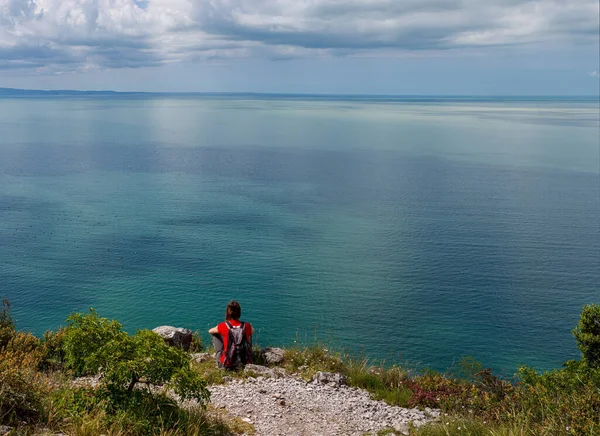 Uma Mulher Olhando Mar Adriático Partir Borda Cárstica Perto Trieste — Fotografia de Stock