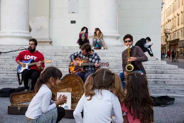 トリエステ イタリア 2020年10月8日 ストリートミュージシャンの演奏を見る子供たちの後ろの景色10月8日の街で — ストック写真