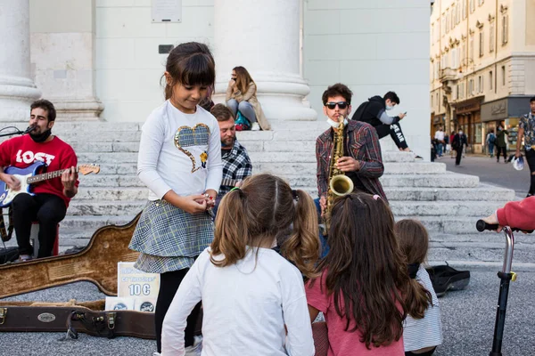 Trieste Italy October Rear View Children Looking Street Musician Performing — Stock Photo, Image