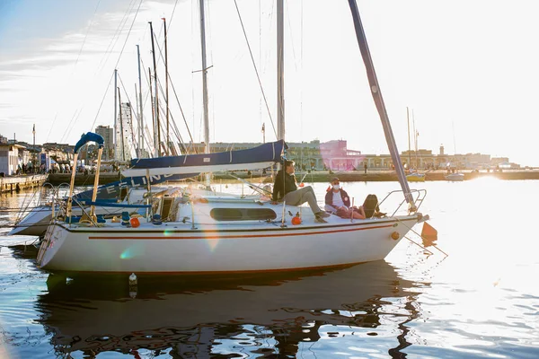 Trieste Italia Ottobre Persone Rilassate Sulla Barca Vela Attraccata Molo — Foto Stock