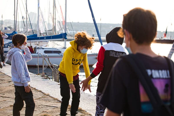 Triest Włochy Październik Młodzi Chłopcy Klaskający Dłonie Nad Morzem Października — Zdjęcie stockowe
