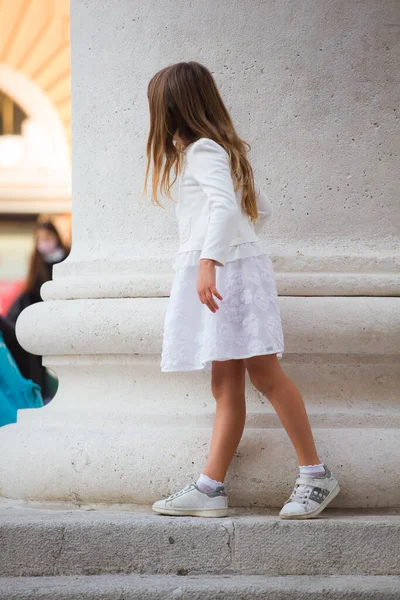 Trieste Itália Outubro Menina Bonita Brincando Esconde Esconde Lado Colunata — Fotografia de Stock