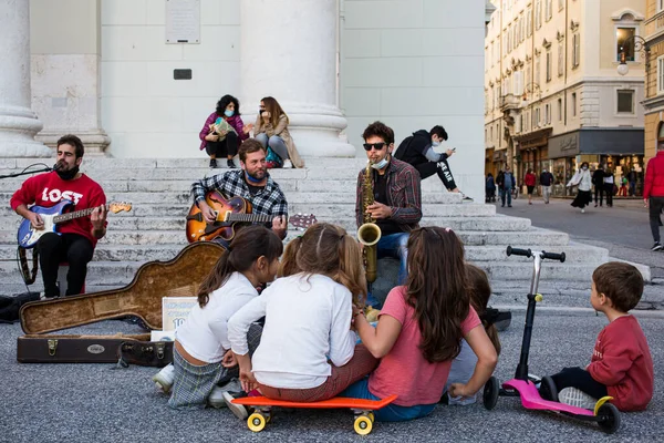 Trieste Italy October Rear View Children Looking Street Musician Performing — Stock Photo, Image