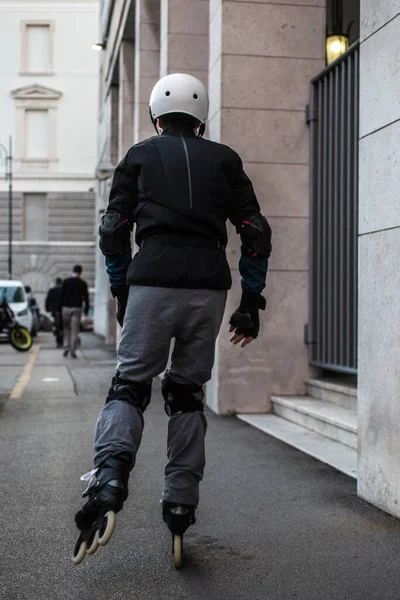 Vue Arrière Homme Portant Casque Des Genouillères Sur Des Patins — Photo