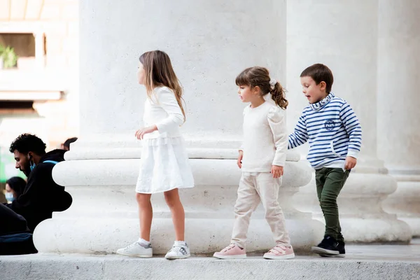 Trieste Ottobre Bambini Che Giocano Accanto Colonnato Ottobre 2020 — Foto Stock