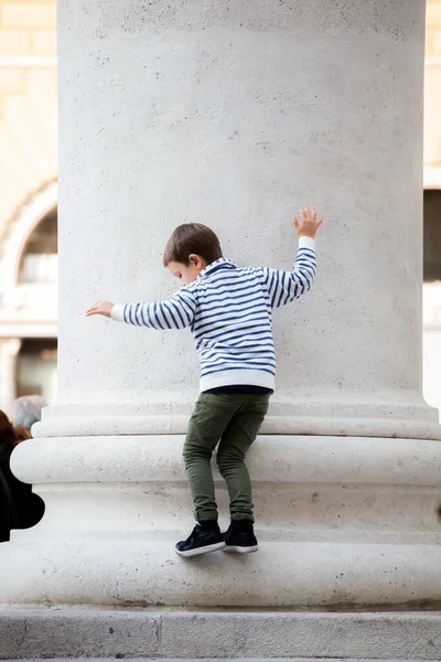 Trieste Italië Oktober Kind Dat Naast Colonnade Speelt Oktober 2020 — Stockfoto