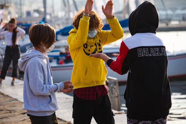 Trieste Ottobre Giovani Ragazzi Che Giocano Mani Battenti Vicino Mare — Foto Stock