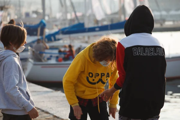 Trieste Ottobre Giovani Ragazzi Che Giocano Mani Battenti Vicino Mare — Foto Stock