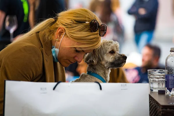Trieste Italien Oktober Blond Kvinna Sitter Med Sin Hund Vid — Stockfoto