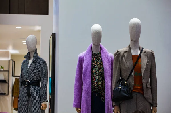 Vue Des Mannequins Portant Des Manteaux Dans Fenêtre Magasin Vêtements — Photo