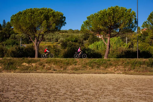 Strunian Szlovénia Szeptember Mountain Bike Kerékpárosok Strunjani Sólepárló Mellett 2020 — Stock Fotó