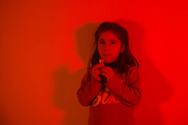 Retrato Niño Comiendo Una Barrita Alta Proteínas Sobre Fondo Rojo — Foto de Stock