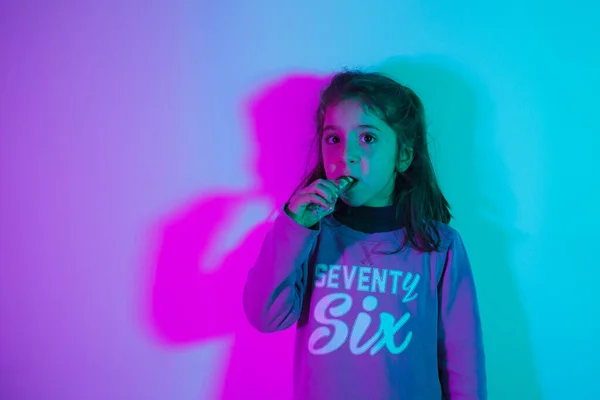 Retrato Niño Comiendo Una Barra Alta Proteínas Sobre Fondo Colorido — Foto de Stock