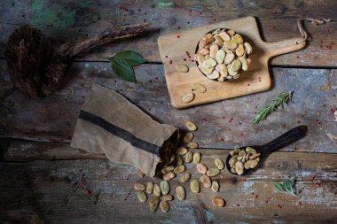 Leonforte 'nin en üst manzarası ahşap masada kurumuş geniş fasulye.. 
