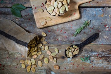 Leonforte 'nin en üst manzarası ahşap masada kurumuş geniş fasulye.. 