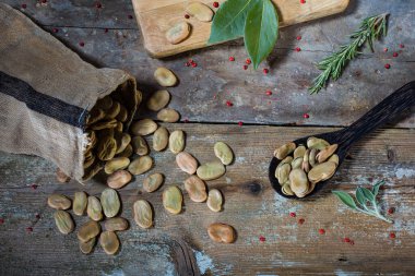 Leonforte 'nin en üst manzarası ahşap masada kurumuş geniş fasulye.. 
