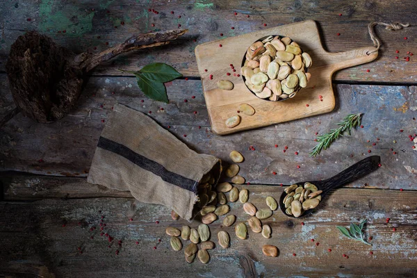 Leonforte 'nin en üst manzarası ahşap masada kurumuş geniş fasulye.. 