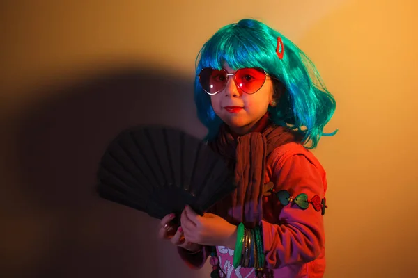 Klein Meisje Poseren Met Een Ventilator Voor Een Fotoshoot Een — Stockfoto