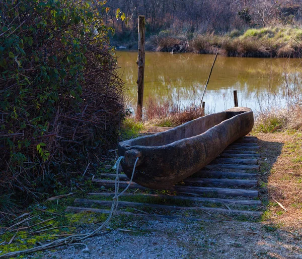 Valle運河Novoの自然保護区の川の横にある古代の木製のカヌーの眺め マラノラグーン — ストック写真