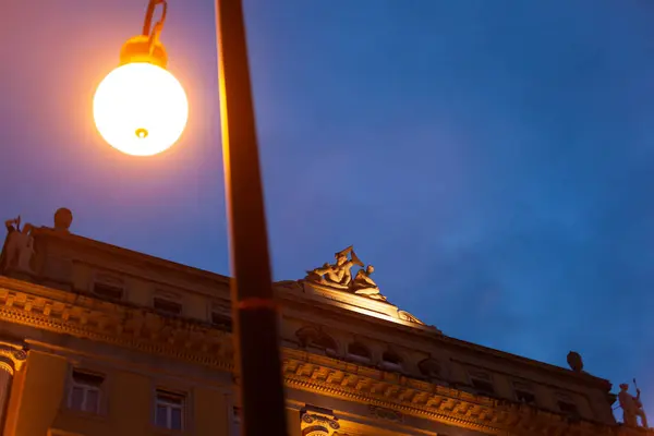 Vista Noturna Edifício Histórico Trieste Itália — Fotografia de Stock
