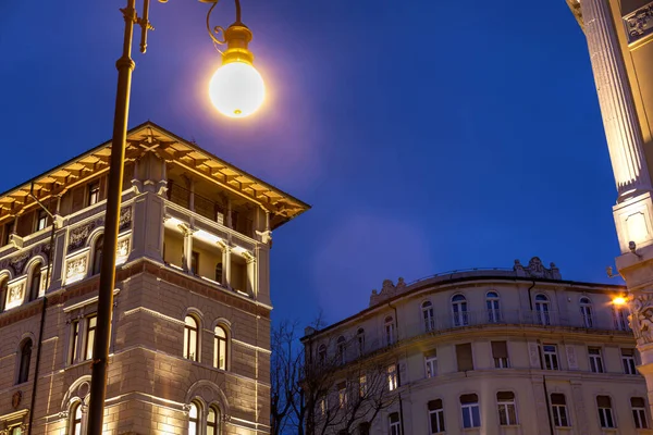 Kvällsutsikt Över Historisk Byggnad Trieste Italien — Stockfoto