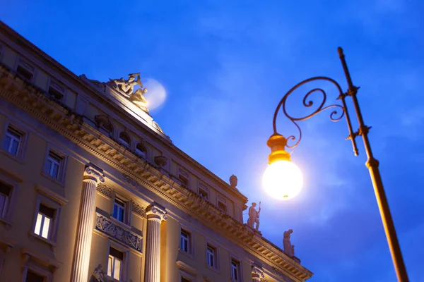 Vista Noturna Edifício Histórico Trieste Itália — Fotografia de Stock