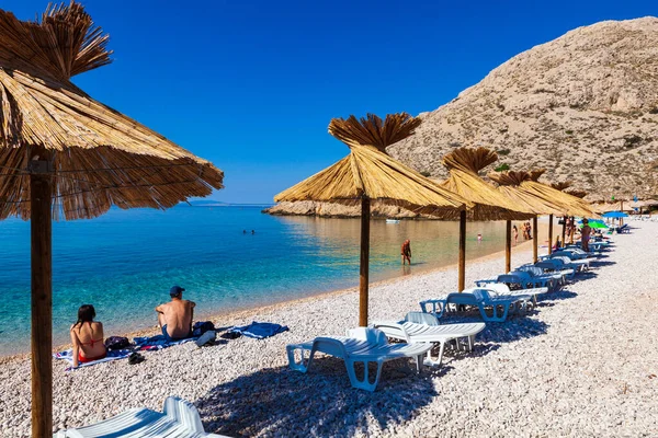 Stara Baska Croácia Julho Guarda Chuvas Palha Bela Praia Oprna — Fotografia de Stock