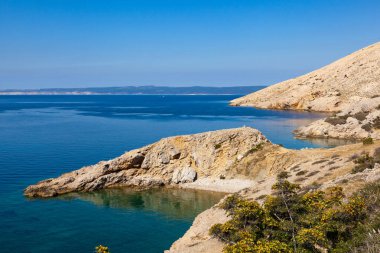 Yaz mevsiminde Stara Baska sahili manzarası, Krk adası. Hırvatistan