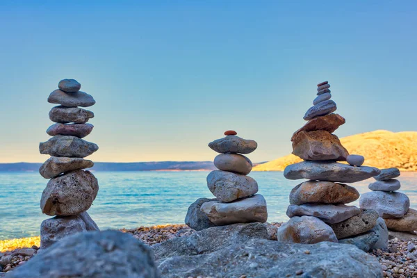 Stara Baskaビーチの石のスタック Krk クロアチア — ストック写真